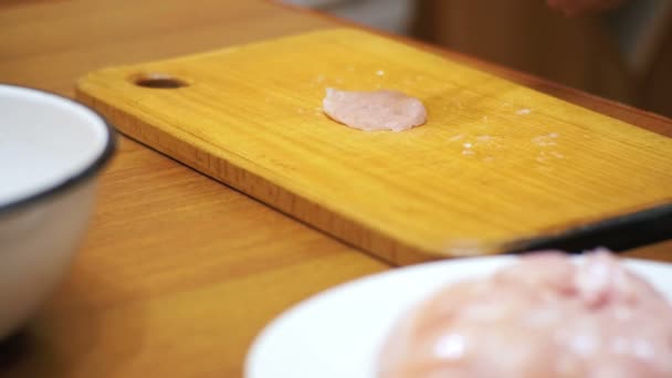 Mujer cocinada fresca carne de pollo crudo late en la mesa con martillo de carne en la cocina casera — Vídeos de Stock