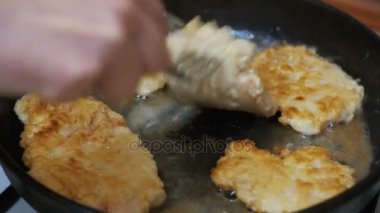 Bir tavada ev mutfak pişirme et pirzola.