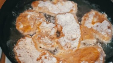 Üzerinde ev mutfakta bir kızartma tavası pirzola et kızartma