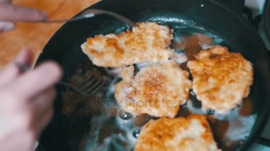 Bir tavada ev mutfak pişirme et pirzola. Ağır çekim