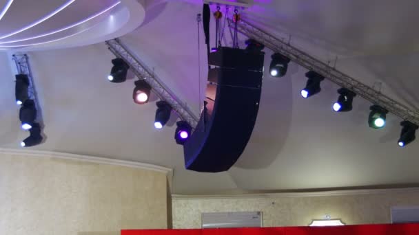 音乐会上，在舞台上，照明装置光的专业照明设备 — 图库视频影像