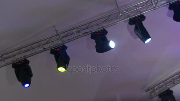 Equipo de iluminación profesional para el concierto, la luz en el escenario, dispositivos de iluminación — Vídeos de Stock
