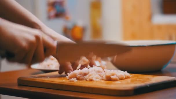 Carne da taglio su un tavolo da cucina in legno in cucina domestica — Video Stock