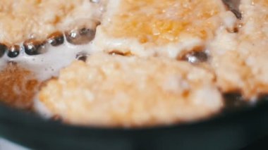 Bir tavada ev mutfak pişirme et pirzola. Ağır çekim