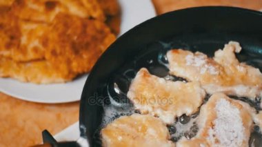 Üzerinde ev mutfakta bir kızartma tavası pirzola et kızartma