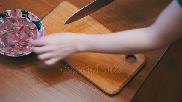 Mujer Chef Rebanadas de carne de hígado de pollo en una mesa de cocina de madera en la cocina casera . — Vídeos de Stock