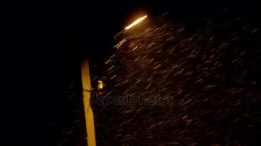 Kar Falls bir elektrik direği geceleri arka planı