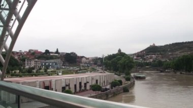 Tiflis, Gürcistan'daki barış Köprüsü görünümünden