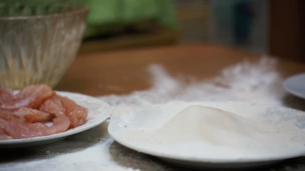 Stukje vlees valt op een plaat van meel in eigen keuken. Slow Motion — Stockvideo