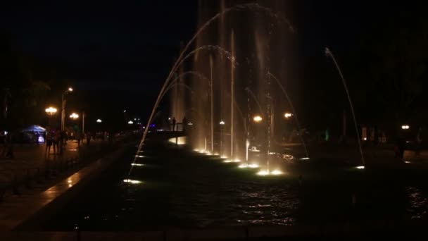 Sjungande fontäner på natten i Batumi — Stockvideo
