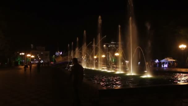 Fontes cantando à noite em Batumi — Vídeo de Stock