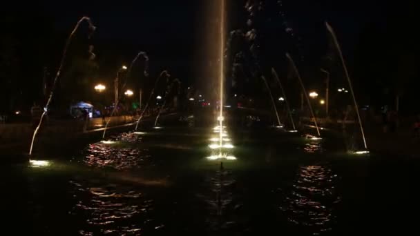 Singing fountains at night in Batumi — Stock Video