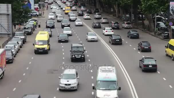 Stedelijke autoverkeer op de snelweg — Stockvideo