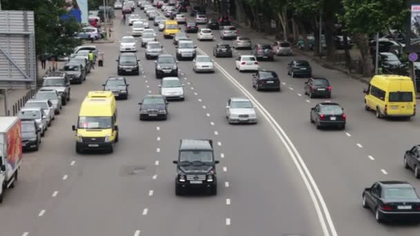 Tráfico de coches urbanos en la autopista — Vídeos de Stock