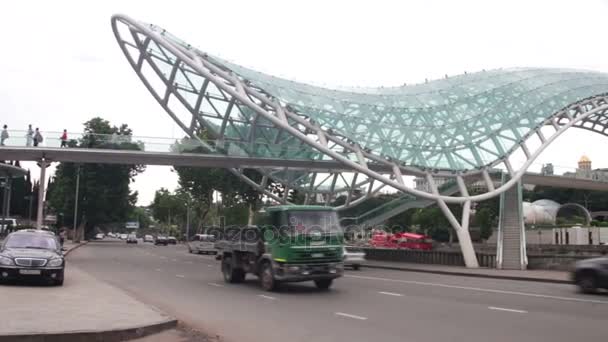 Pemandangan dari Jembatan Perdamaian dan Lalu Lintas Kota di Tbilisi, Georgia — Stok Video