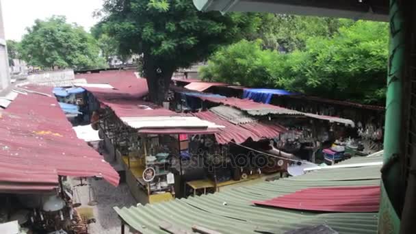 Rommelmarkt en antiekmarkt op straat in Georgië — Stockvideo