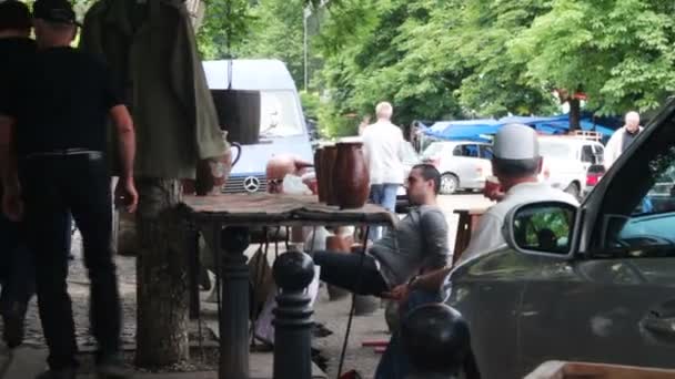 Marché aux puces et marché aux antiquités sur la rue en Géorgie — Video