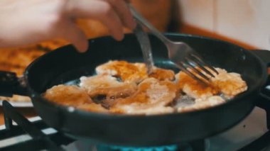 Bir tavada ev mutfak pişirme et pirzola. Ağır çekim