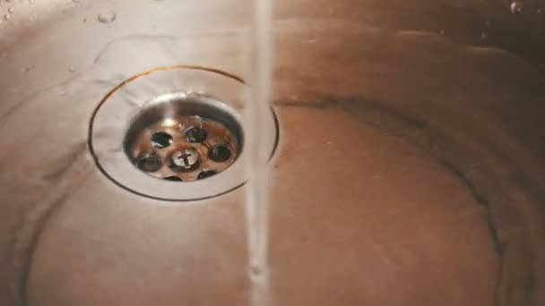 Jet di acqua versando in Metal Sink Strainer. Rallentatore — Video Stock