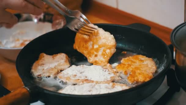홈 주방에서 프라이팬에 볶음 고기 튀김 — 비디오