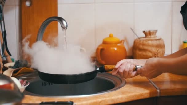 Tvätta het stekpanna förvandlar en stråle kallt vatten till ånga i ett handfat av hem kök. Slow Motion — Stockvideo