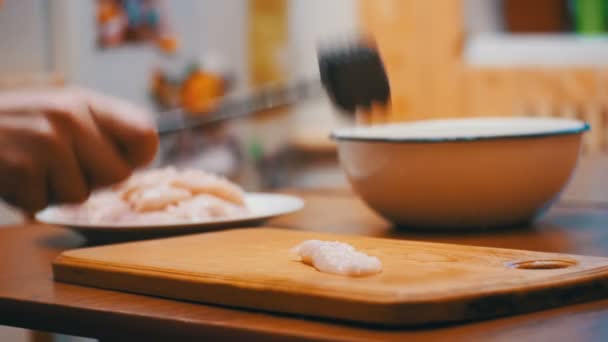 女人煮新鲜原料肉打在桌子上与肉锤在家里的厨房 — 图库视频影像
