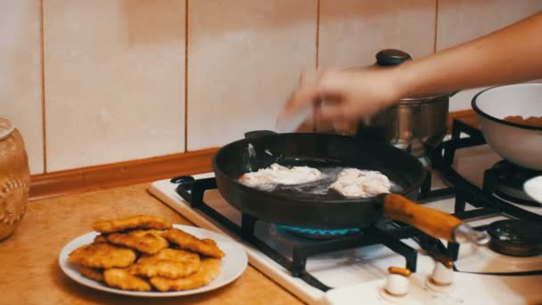 Μαγειρική κρέας μπριζόλες σε ένα τηγάνι στην κουζίνα στο σπίτι. — Αρχείο Βίντεο