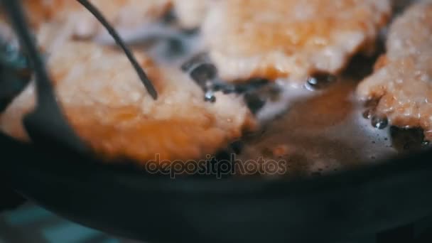 Cucinare le braciole di carne in una padella nella cucina di casa. Rallentatore — Video Stock