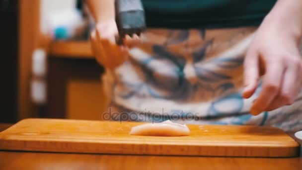 Beats de viande crue fraîche cuite femme sur la table avec marteau à viande dans la cuisine maison. Mouvement lent — Video