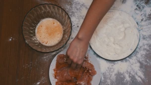 Vista superior del pedazo de carne cae en un plato de harina en la cocina casera — Vídeo de stock