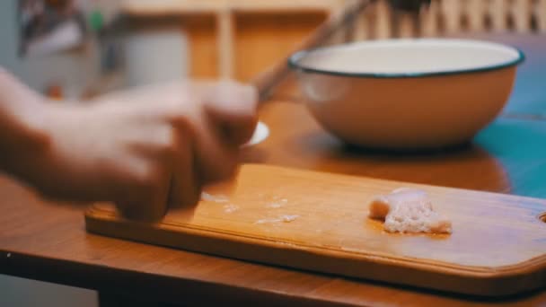 Γυναίκα μαγειρεμένο φρέσκο ωμό κρέας χτυπάει στο τραπέζι με σφυρί κρέατος στην αρχική κουζίνα — Αρχείο Βίντεο