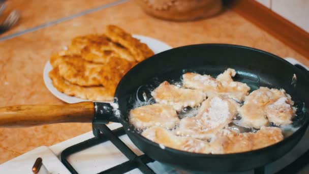 Жареные мясные отбивные на сковородке на домашней кухне — стоковое видео