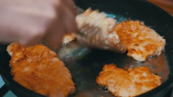 Fritar costeletas de carne em uma frigideira na cozinha doméstica — Vídeo de Stock