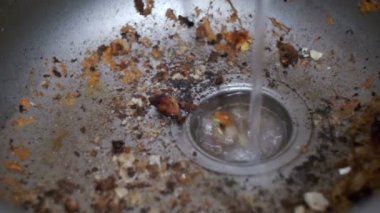 Tıkanmış lavabo lavabo kirli. Mutfak drenaj tıkanma gıda parçacıkları ile
