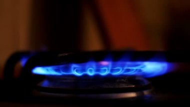 Ev mutfak soba brülör gaz ateşleme. Ağır çekim