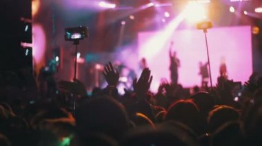 Ağır çekimde Müzik Festivali'nde konser kalabalık