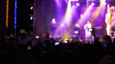 Kalabalık bir Rock konserinde parti yapma. Kameralar dijital görüntüler ile el ele tutuşur