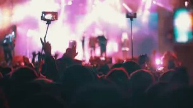 Konser kalabalığa müzik festivali eller yukarı