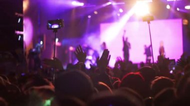 Ağır çekimde Müzik Festivali'nde konser kalabalık