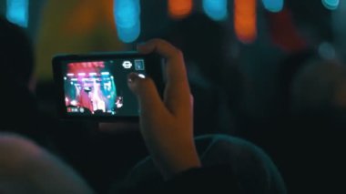 Müzik Festivali ve akıllı telefonlar üzerinde filme konser kalabalığa