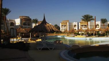 Sunny Hotel Resort mavi Havuzu, palmiye ağaçları ve Mısır'daki şezlong