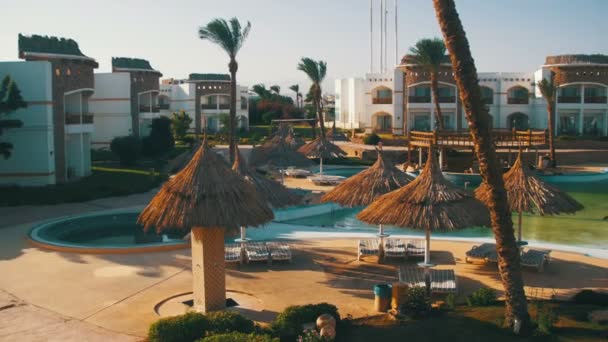 Sunny Hotel Resort, Blue Pool, pálmafák és napozóágyak Egyiptomban — Stock videók