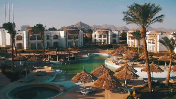 Sunny Hotel Resort con piscina azul, palmeras y tumbonas en Egipto — Vídeos de Stock