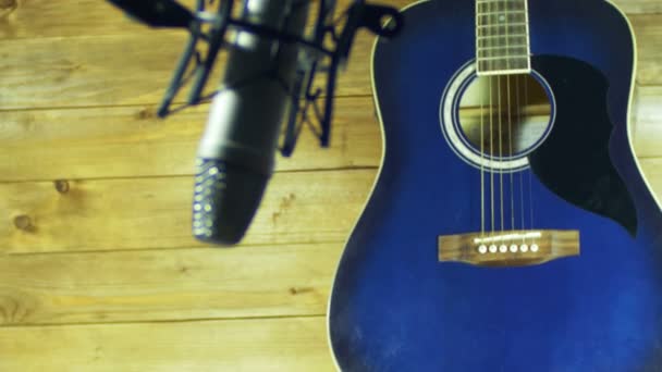 Inspelning av akustisk gitarr i mikrofonen på hemstudio — Stockvideo
