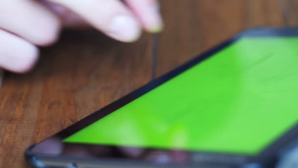 様々 な手のジェスチャーの木製テーブルの上に緑色の画面でタブレット Pc を使用してメンズ — ストック動画