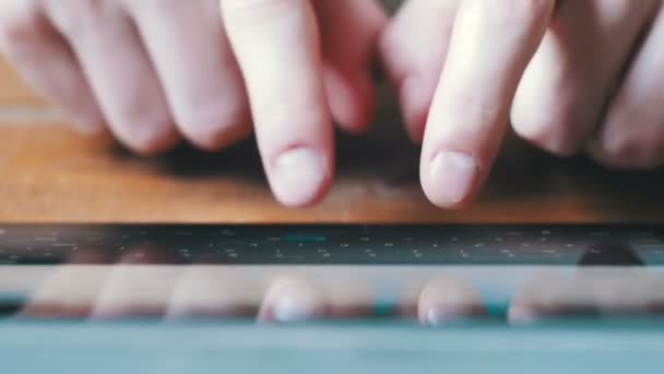 Dedo tocando teclas virtuais formar um teclado digital de um dispositivo tablet touchscreen — Vídeo de Stock