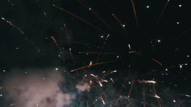 Gökyüzünde havai fişek kutlama. Ağır çekim