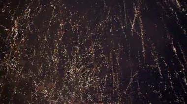 Gece gökyüzünde yanıp sönen havai fişekler. Ağır çekim