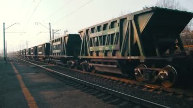 Yük demiryolu üzerinde seyahat treni