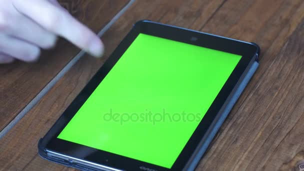 用绿屏用各种手势的木桌上使用 Tablet Pc 的男士 — 图库视频影像